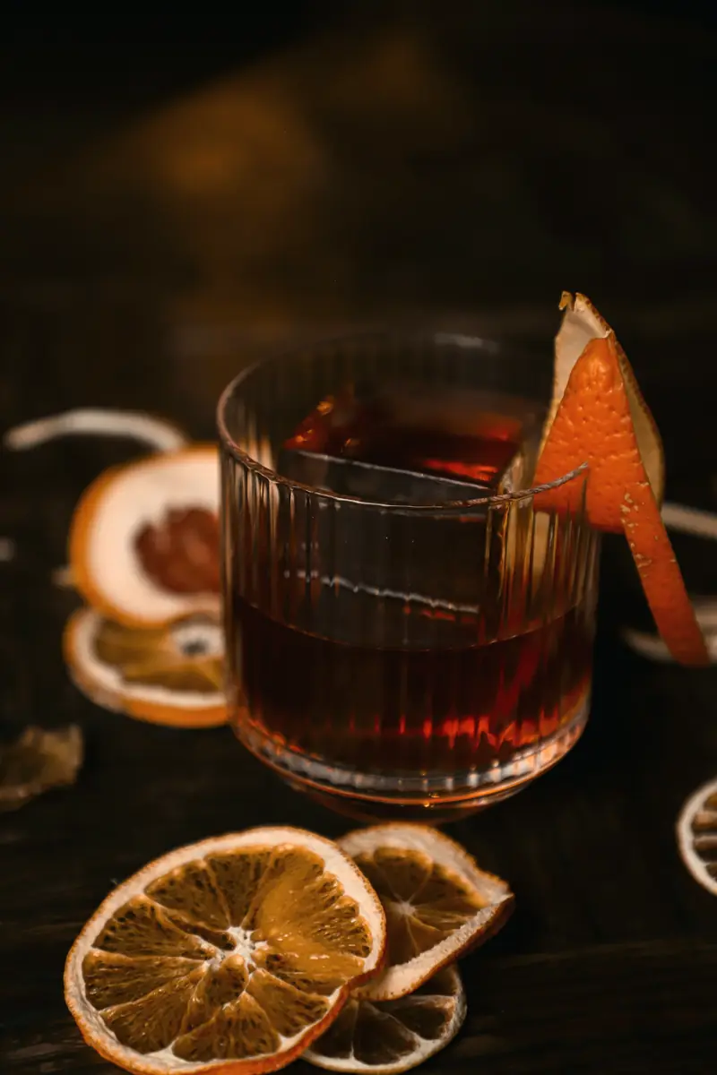 Negroni em copo baixo com laranja desidratada ao redor