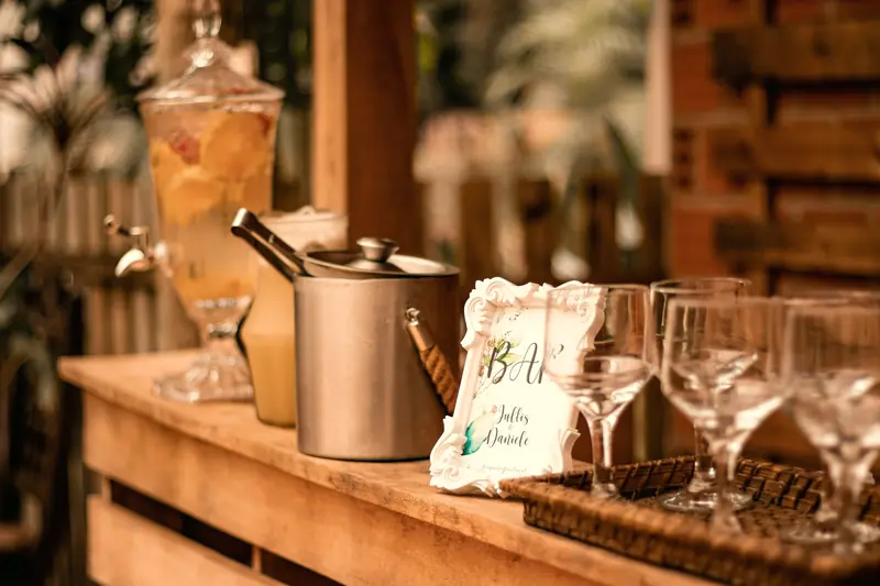 Bar de casamento montado com taças, balde de gelo e jarra de drink
